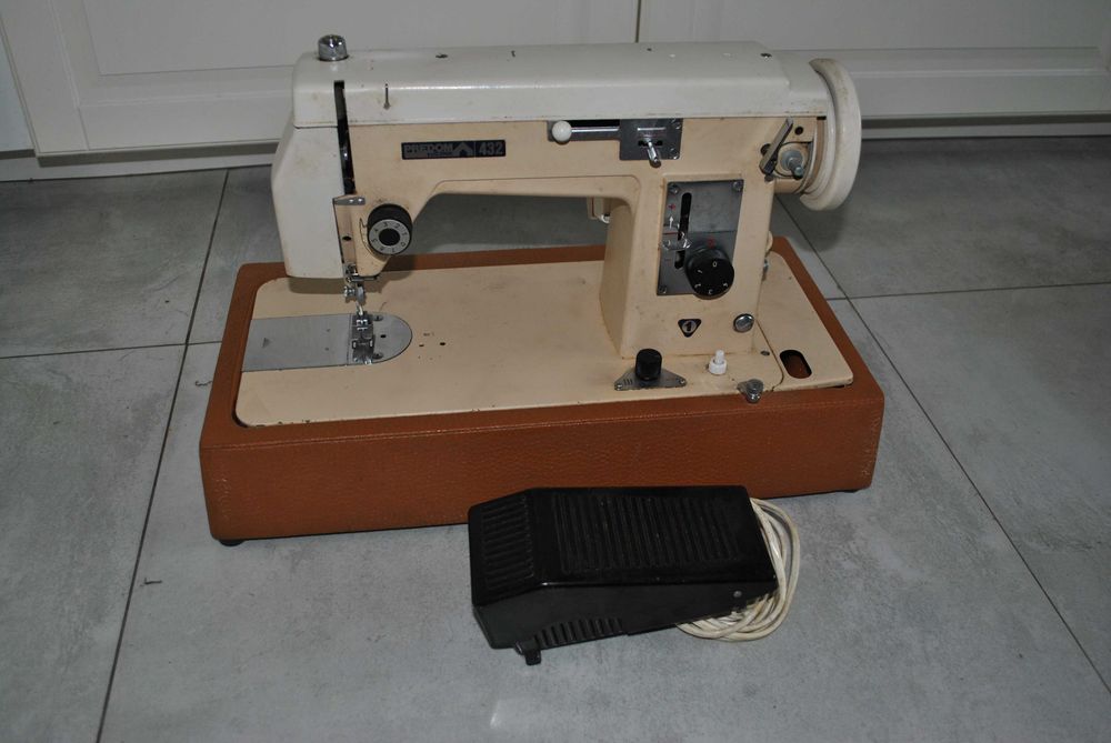 Maszyna do szycia Predom Łucznik 432 z silnikiem  stan nieznany