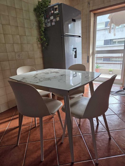 Conjunto Mesa Extensível + 4 cadeiras