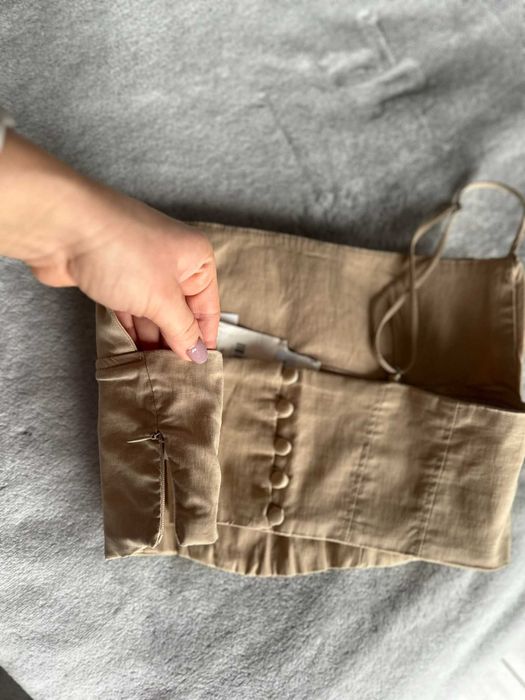 Beżowy crop top gorsetowy Zara z ozdobnymi guziczkami