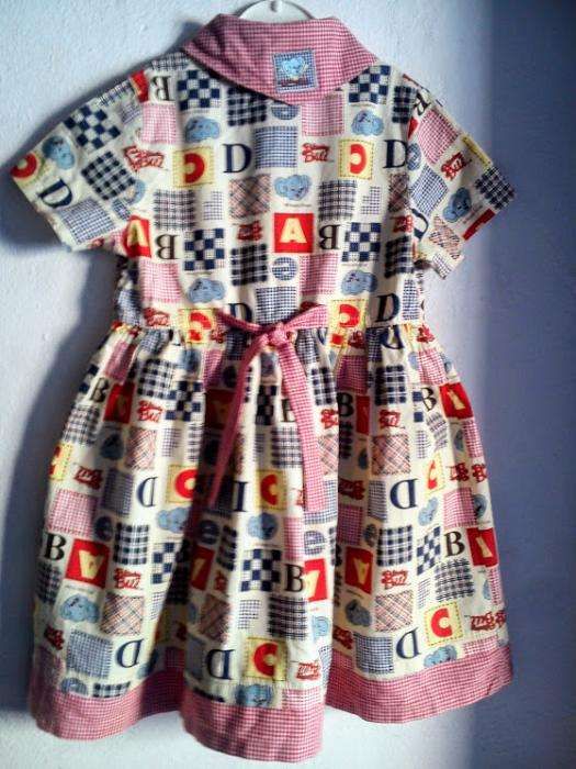 Vestido de menina com quadrados e letras gola com laço Tam:5/6 anos