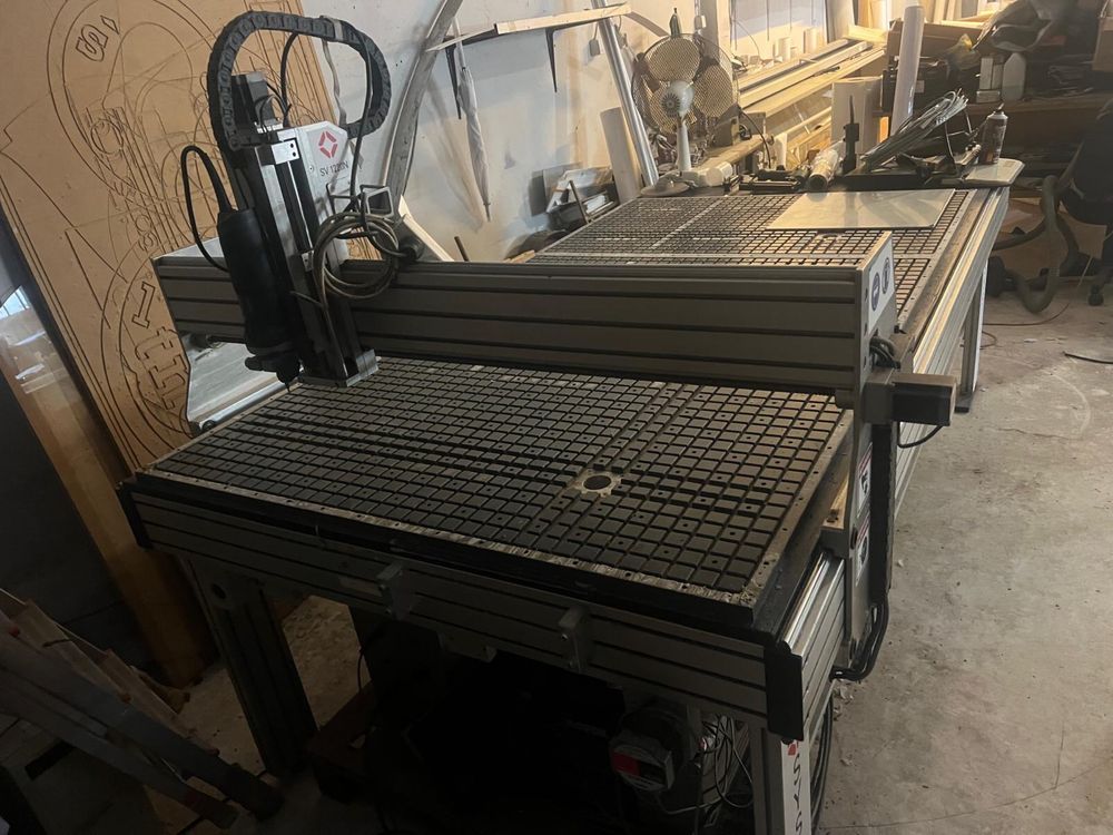 Maquina cnc  com mesa de vacu como nova