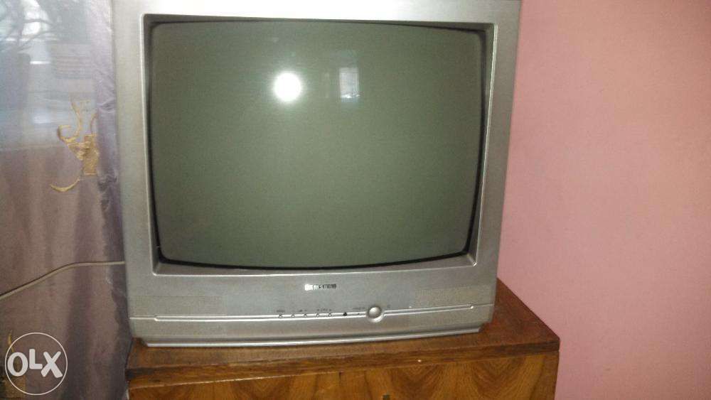 Телевізор Самсунг і ще 2 телевізори