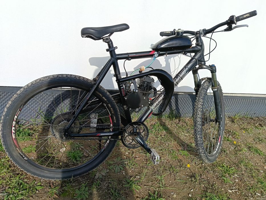 Rower górski z silnikiem spalinowym