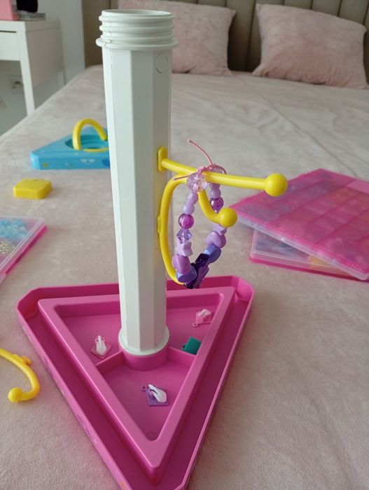 Brinquedo de fazer bracelete e colares