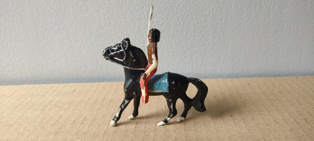 Żołnierzyki PRL - Indianin na koniu z oszczepem