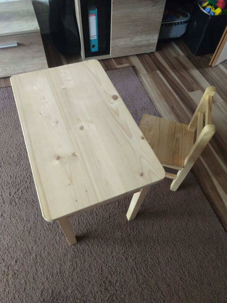 Drewniany stolik+ dwa krzesełka