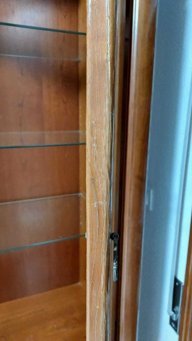 Armário em madeira com portas de vidro