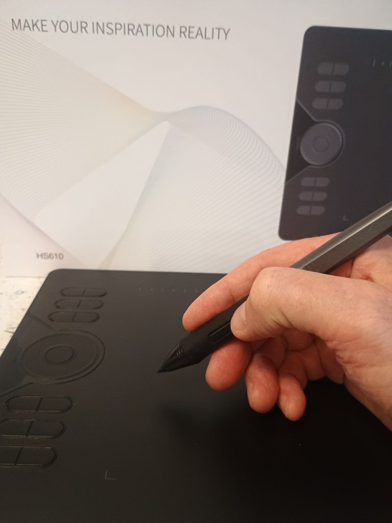 Графічний планшет Huion HS610 ні яких подряпин та інших дефектів немає