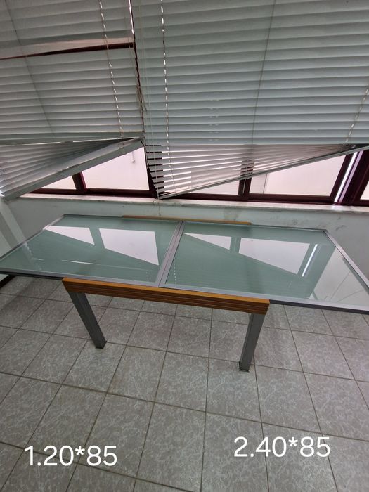 Mesa de cozinha em bom estado.