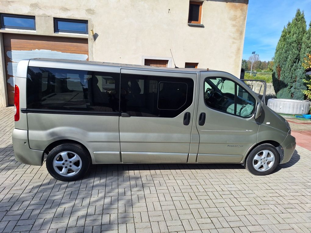 Renault trafic black edition long 9 osób