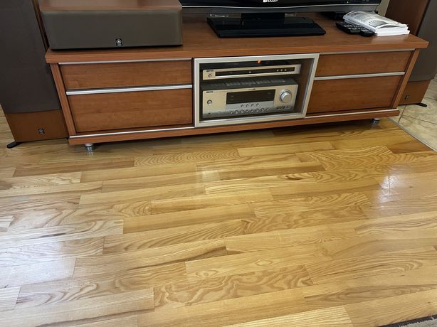 Szafka rtv pod telewizor w kolorze drewnianym z szufladami
