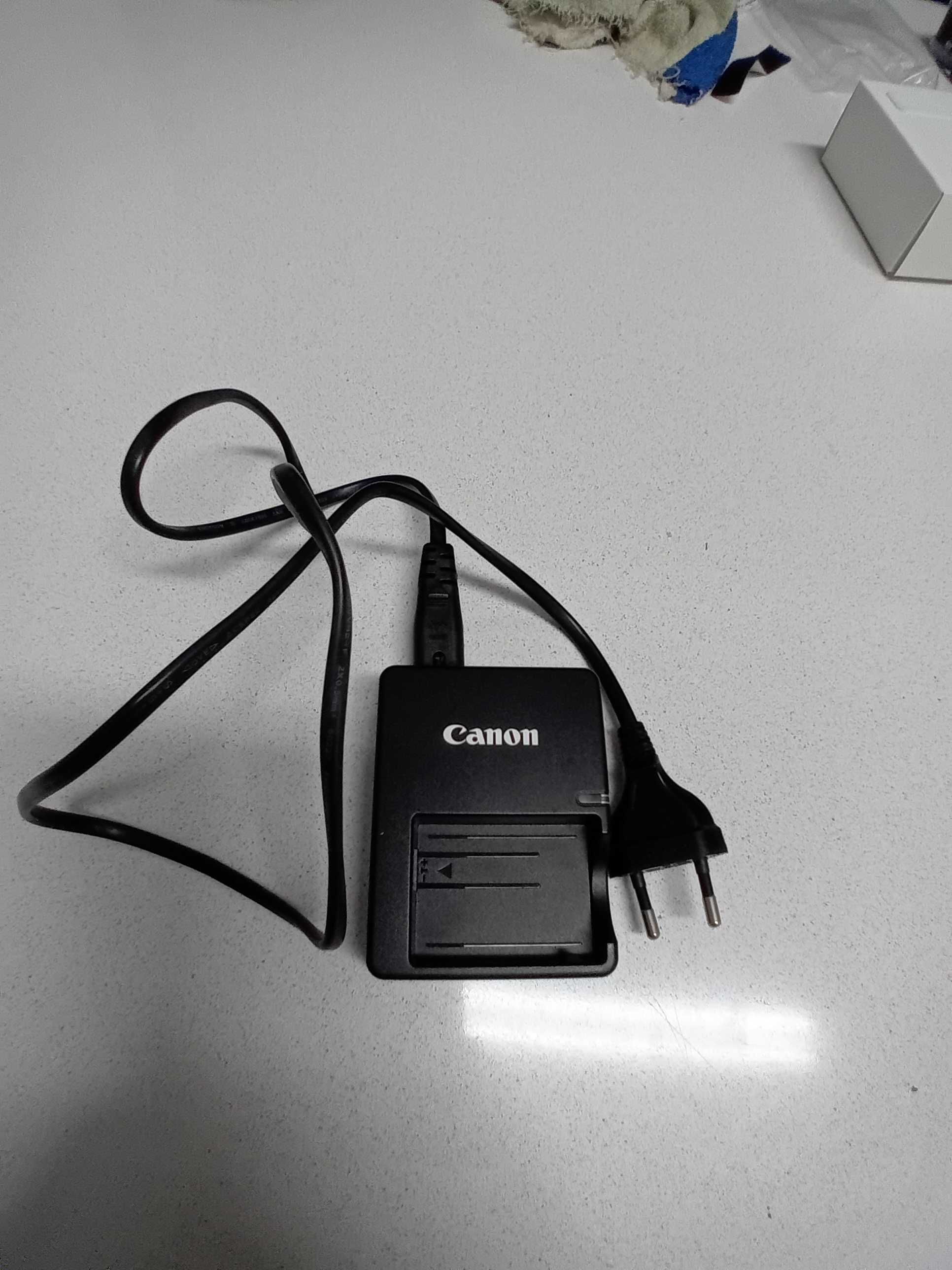 Canon 1000D + carregador e bateria