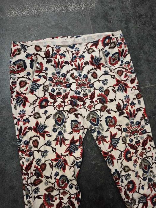 Białe wzorzyste spodnie Zara