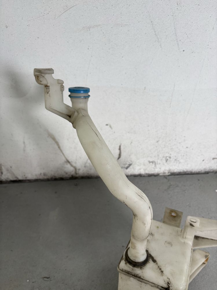Zbiorniczek spryskiwaczy suzuki swift mk6 05-10 europa