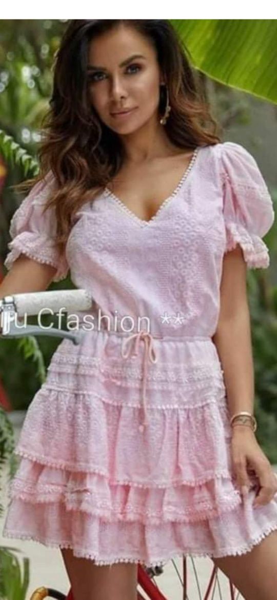 Vestido com folhos rosa