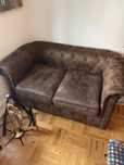 Sofa capitone castanho