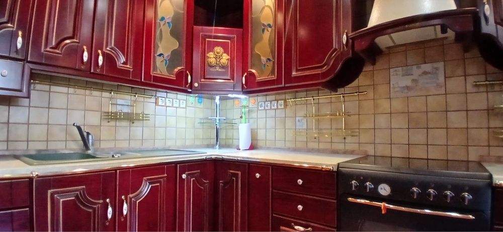 Кухня, спальня, двері, шкафи, комоди