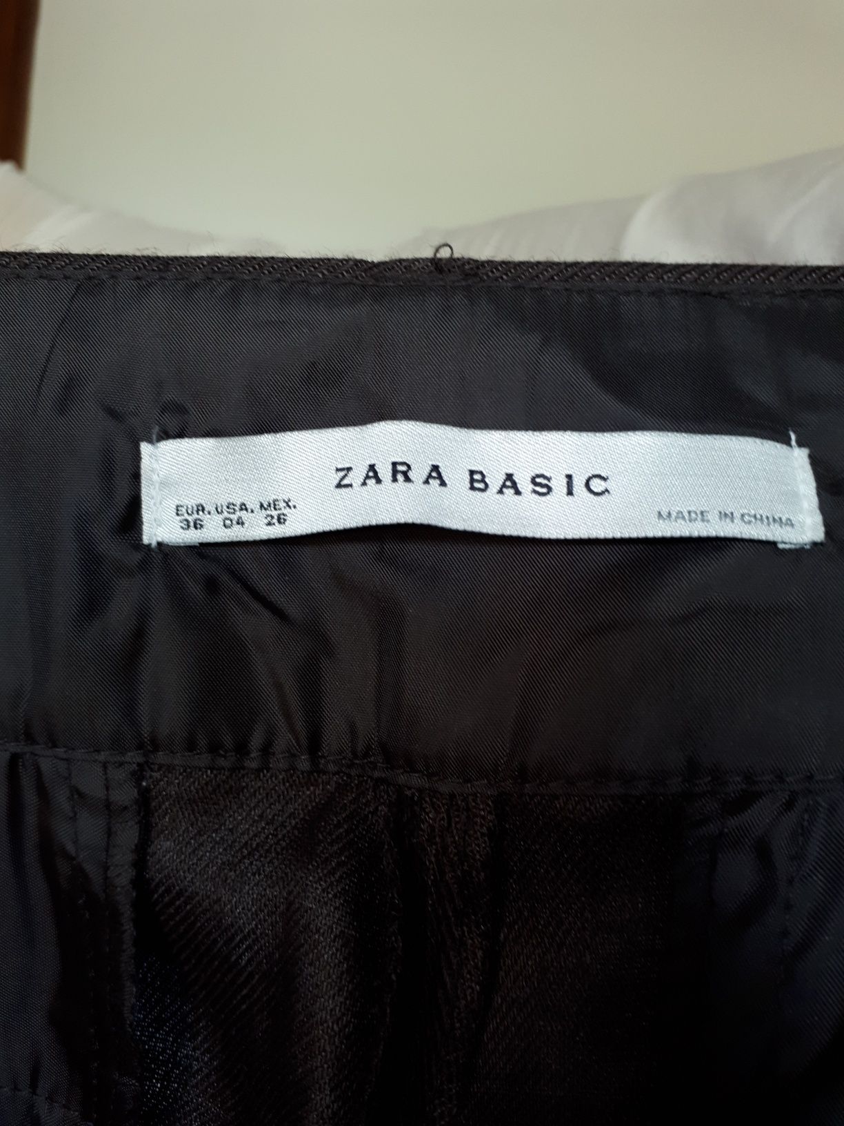 Fato casaco e calça cor castanho. Zara.