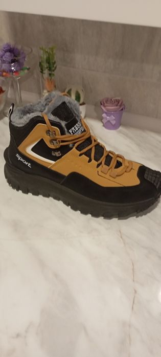 Продам нові чоловічі кросівки