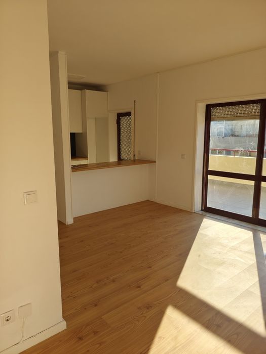 Apartamento com grande terraço junto a transportes públicos