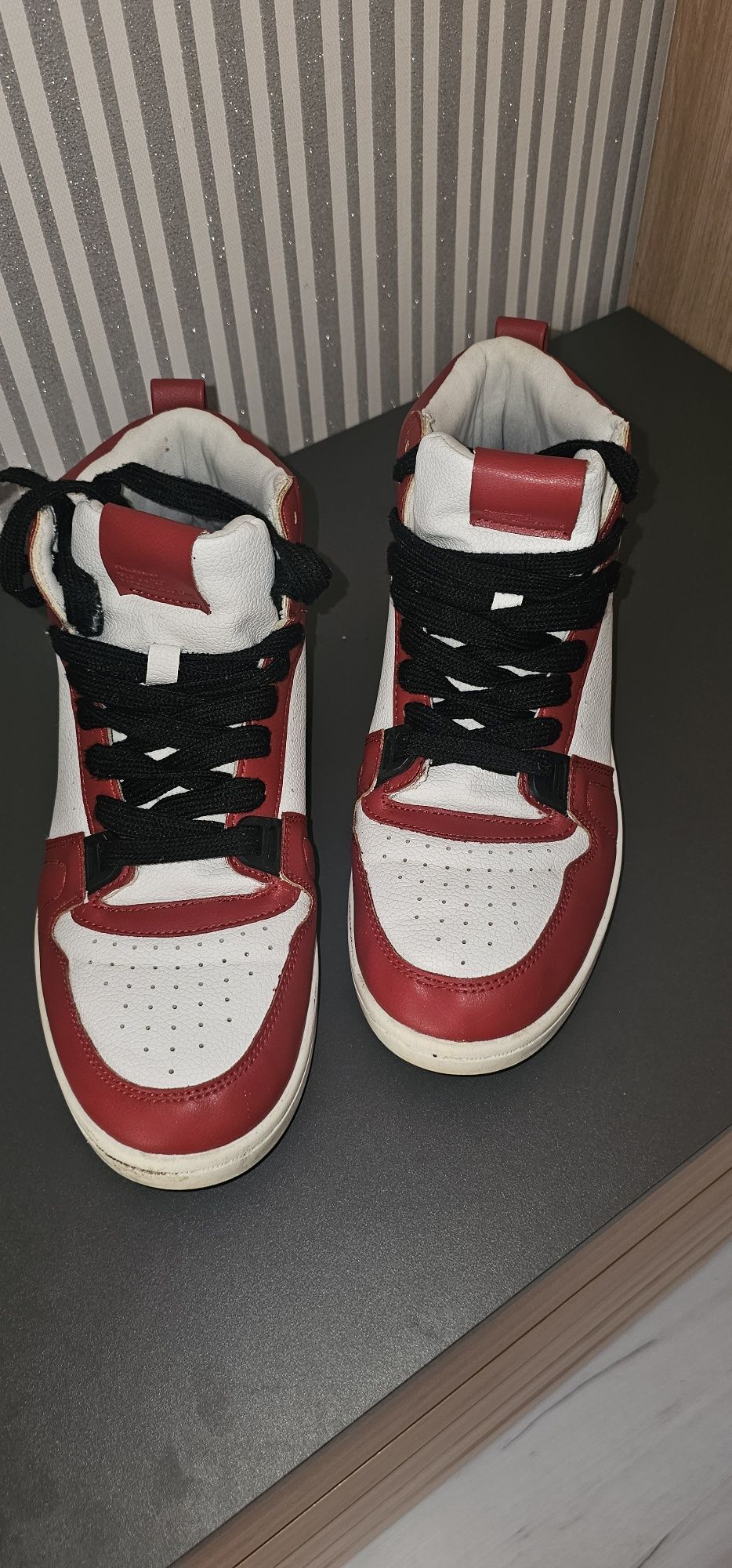 Męskie buty bialo czerwone