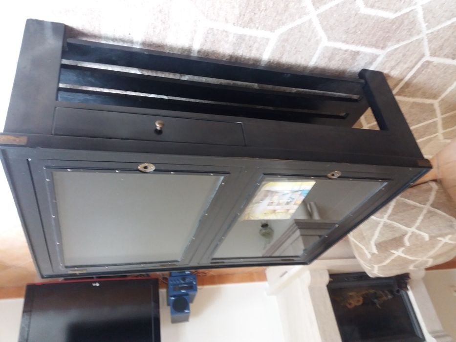 Vendo mesa oriental em muito bom estado ,robusta em madeira maciça