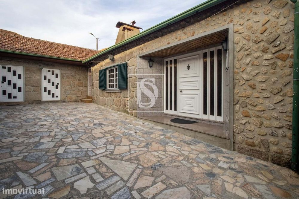 Moradias para restauro Paredes Sobrosa