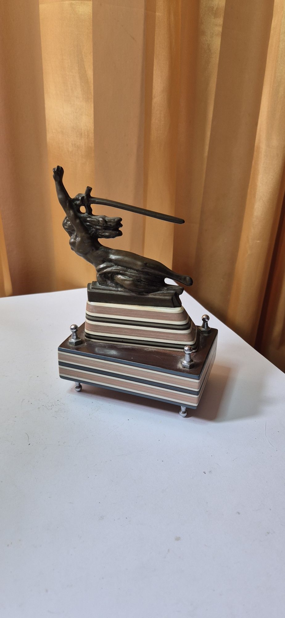 FSO PRL mosiężna statuetka gabinetowa NIKE na podstawie z bakelitu