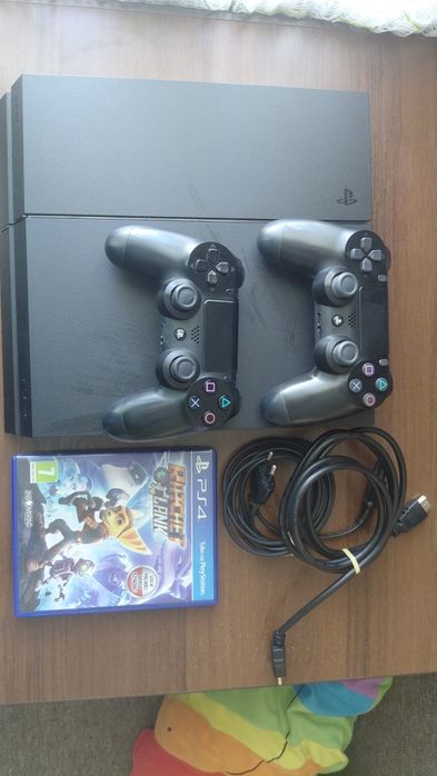 Продам SONY Playstation 4