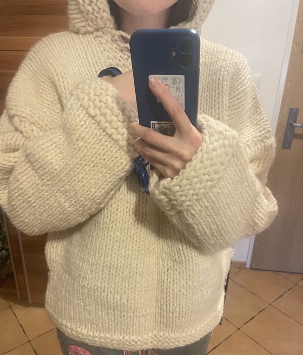 Wełniany sweter z kapturem