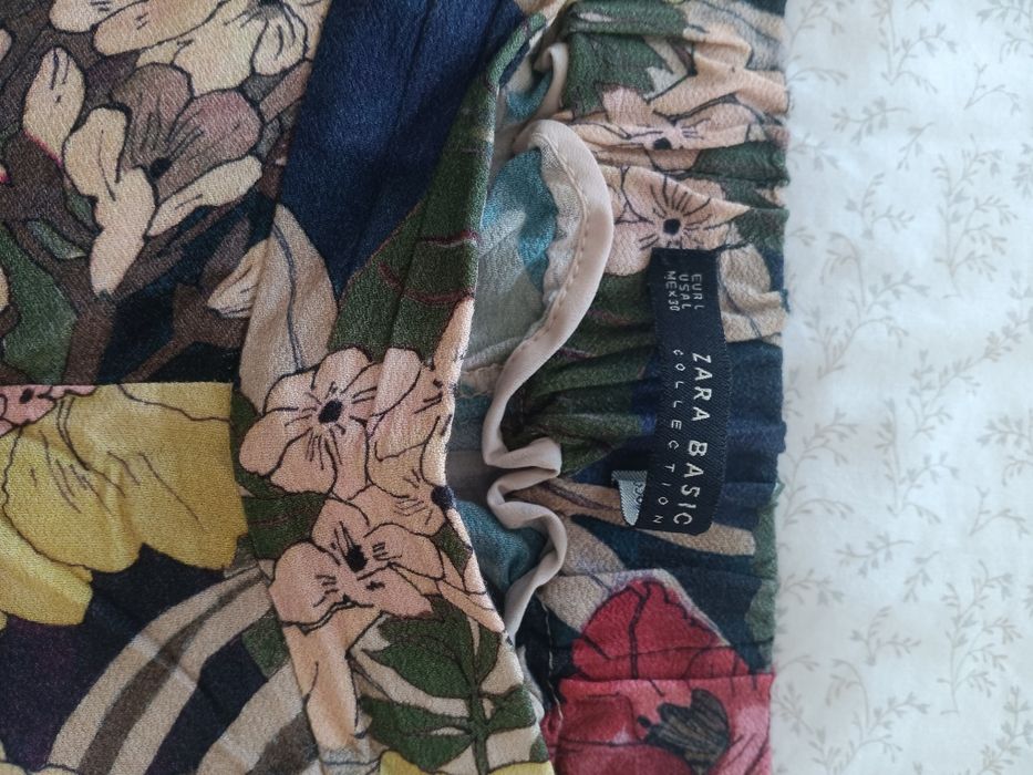 Calça M/L Zara, perna larga muito bonitas
Altura da cintura ate baixo