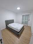 Cama casal com colchão e mesas cabeceira 140x190cm