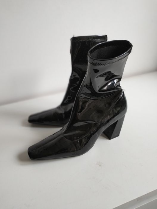 Krótkie czarne kozaczki damskie przylegajace