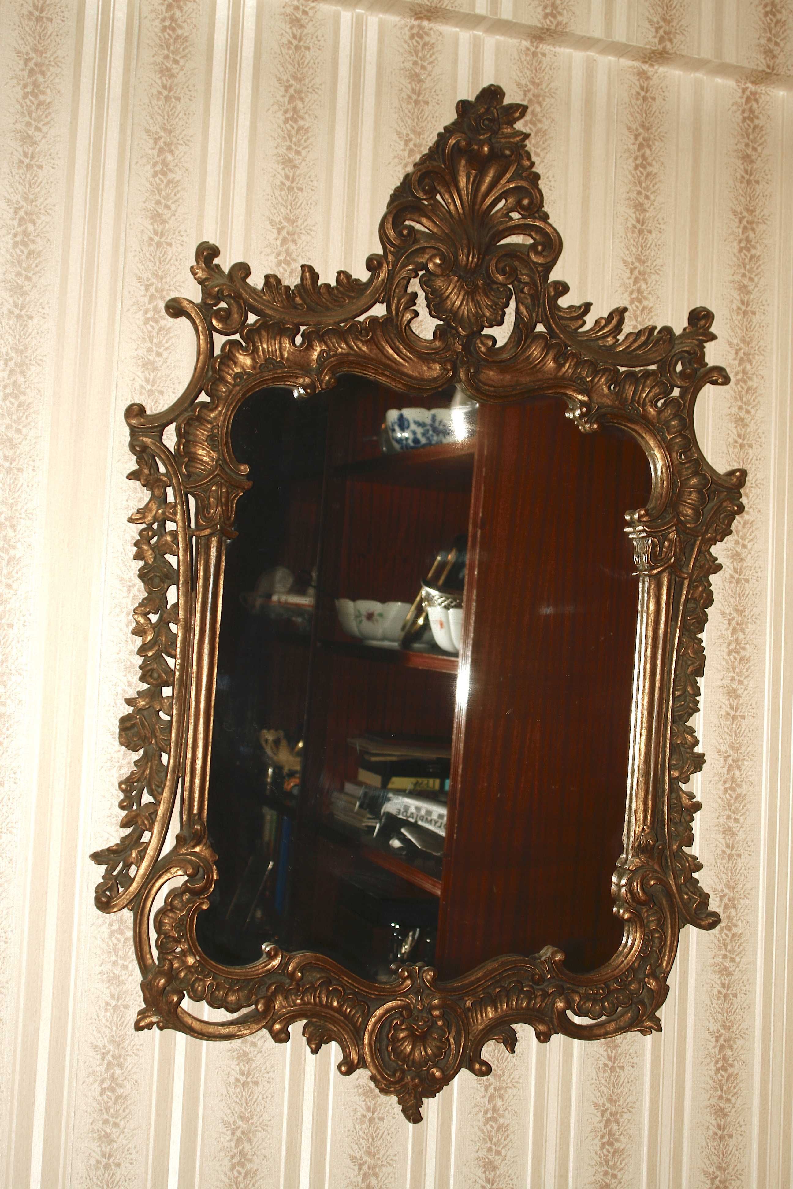 Espelho em talha dourada (madeira)