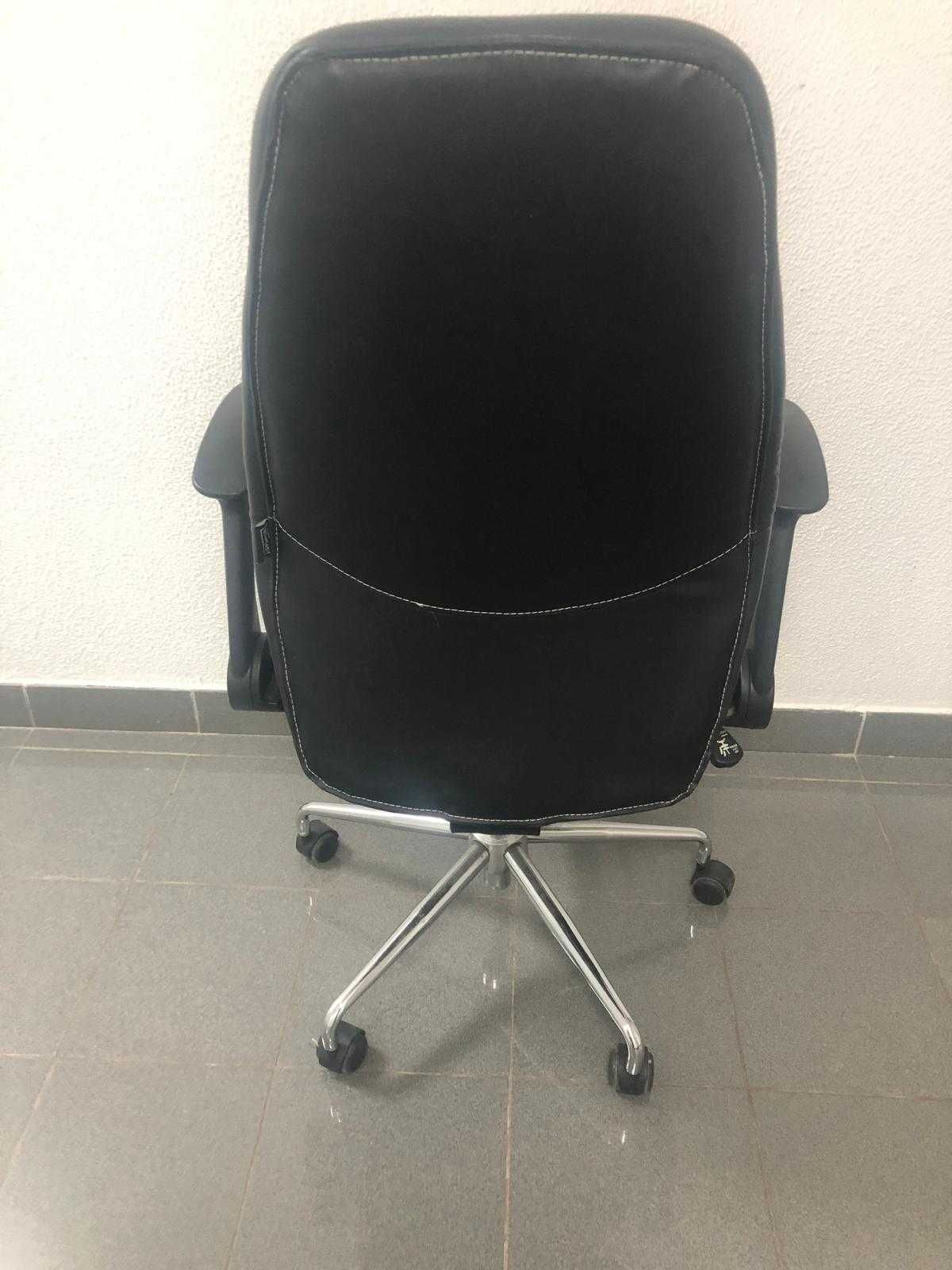 Cadeira Executiva Ergonómica com 5 Rodas – Altura Ajustável - STAPLES