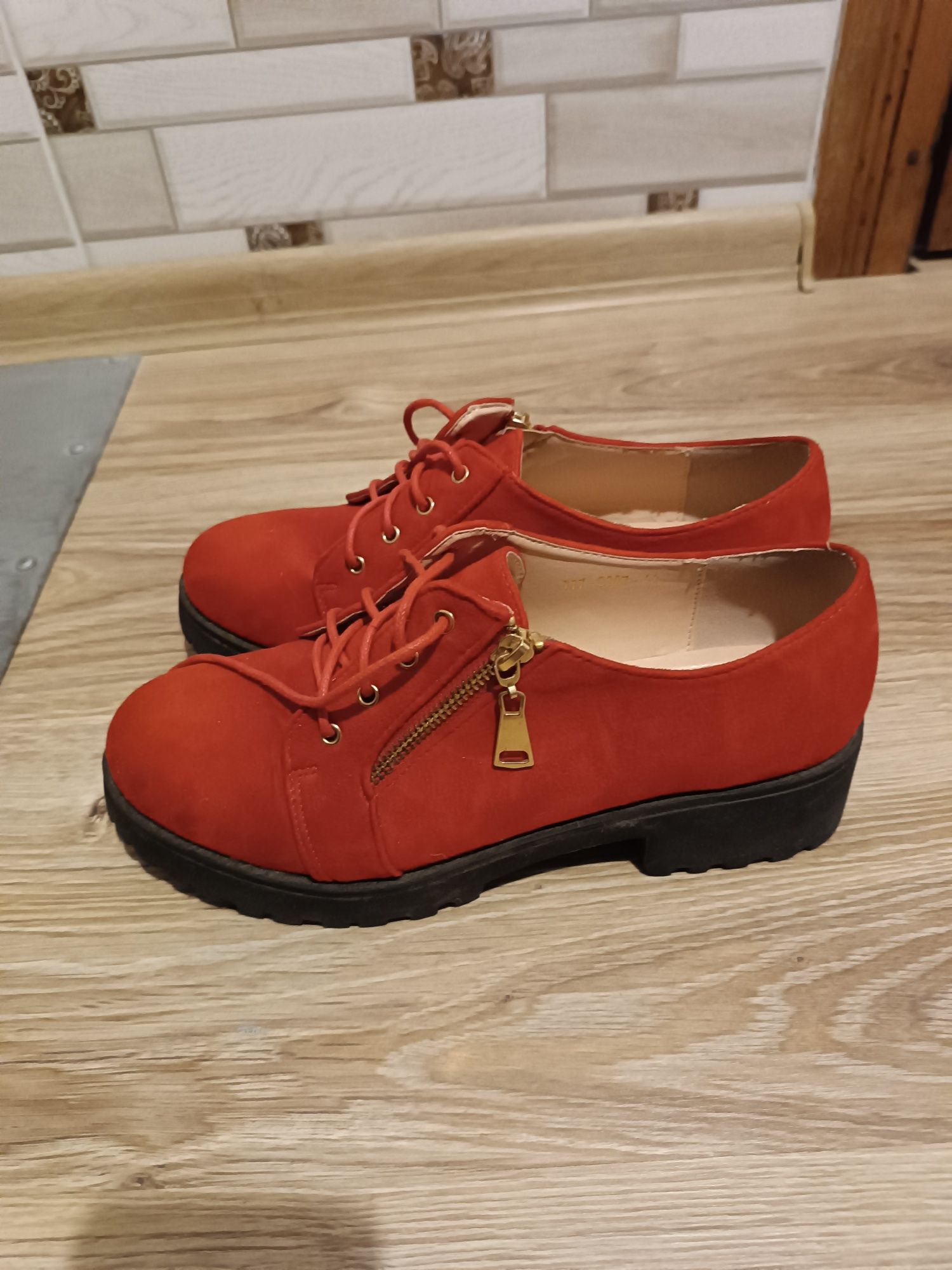 Туфліі замшеві червоні