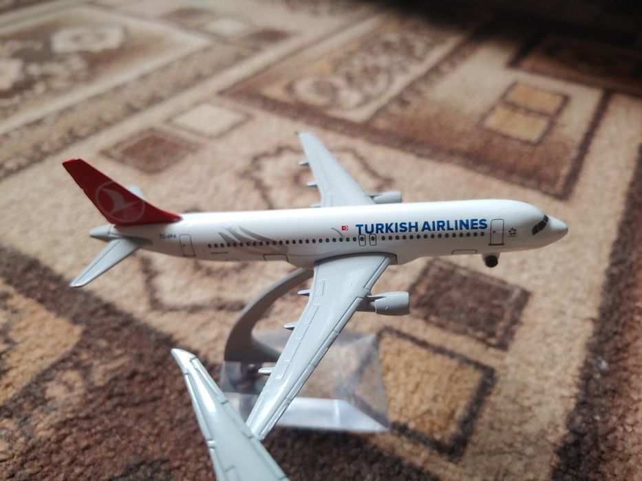 Продам металлические модели самолетов с подставками "Turkish Airlines"