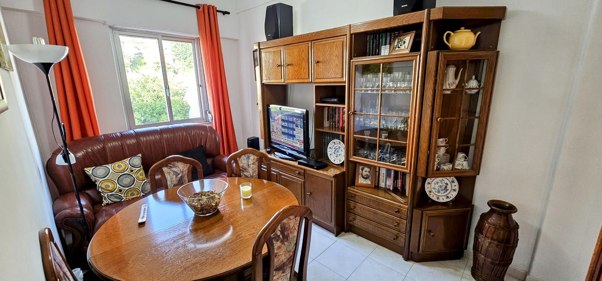 Estante de sala em madeira