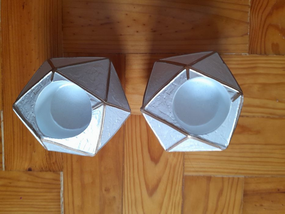 2 Porta Velas brancos com apontamentos dourados