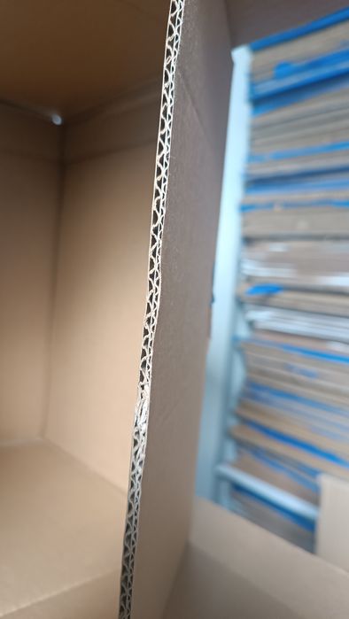 Kartony pudełka paczka paczkomat przeprowadzka