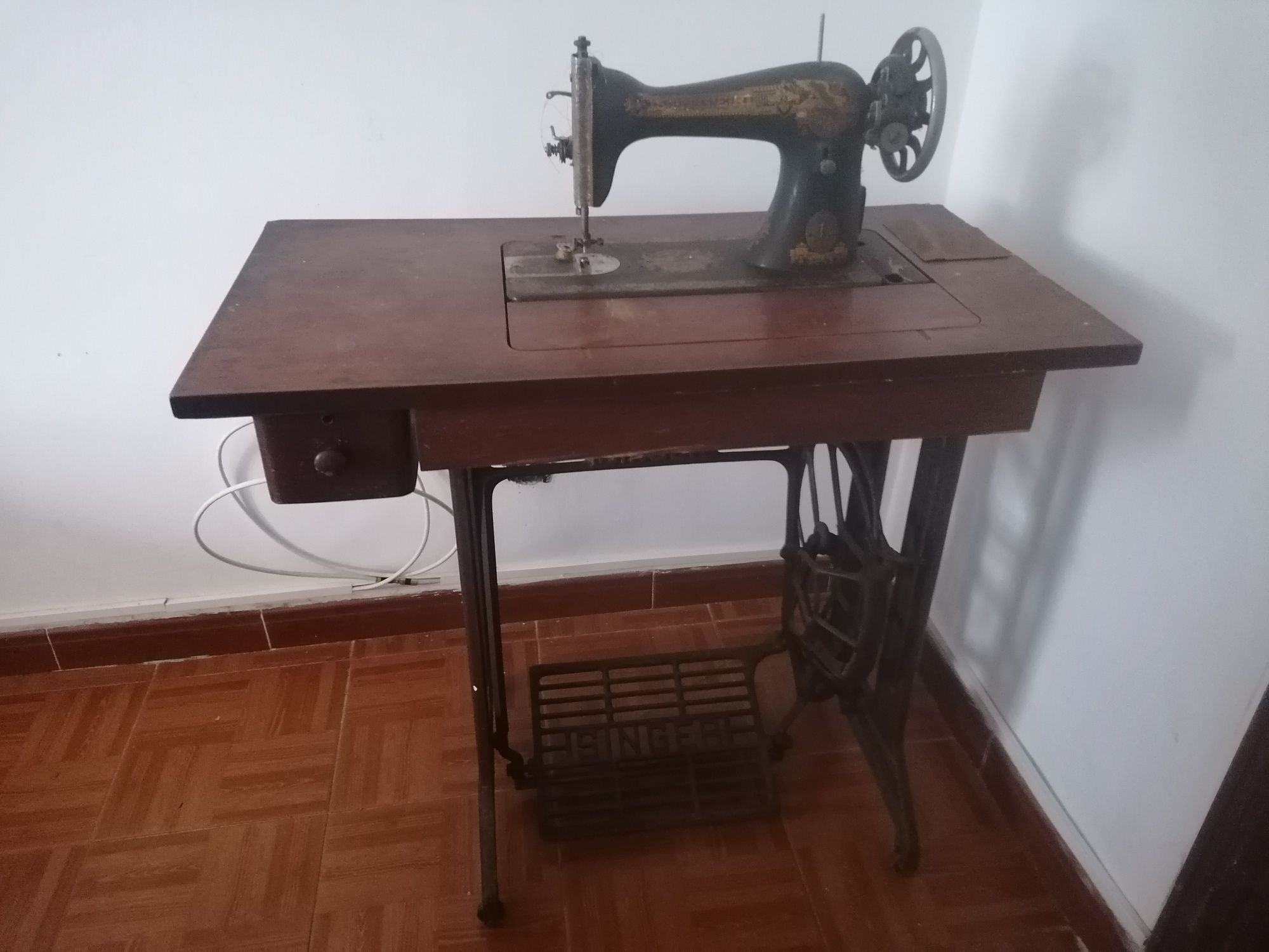 Máquina de costura Singer, a funcionar