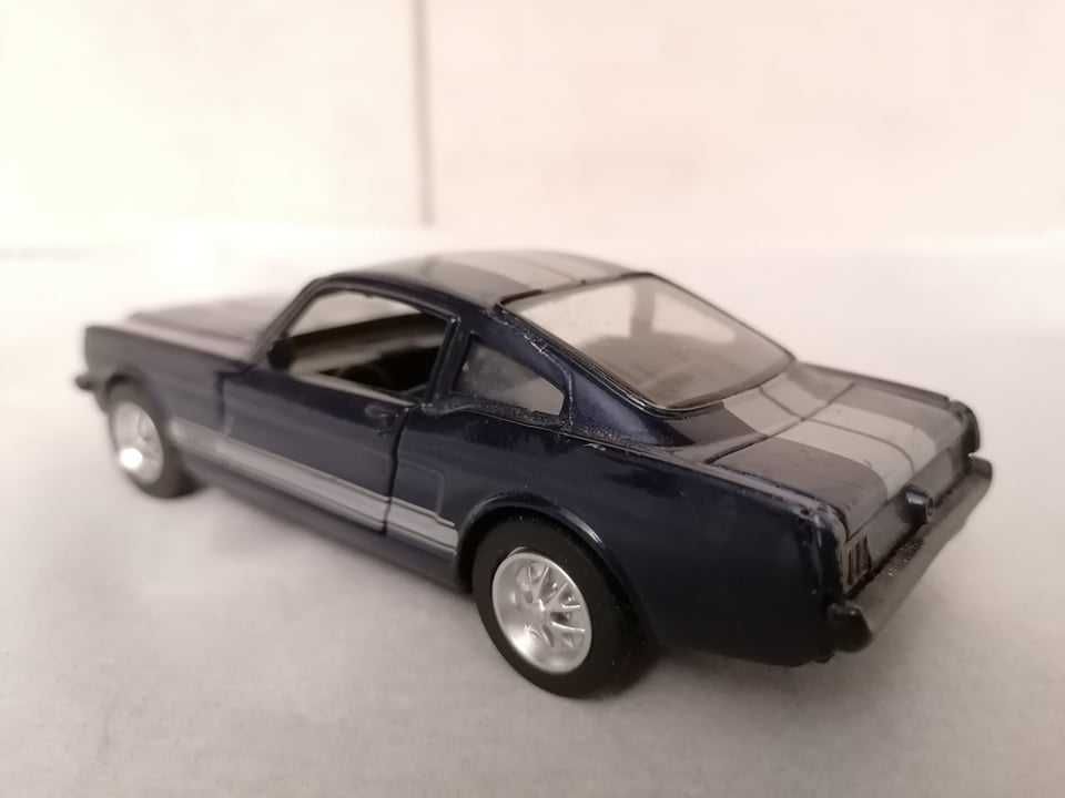 Metalowy model samochodu ford mustang