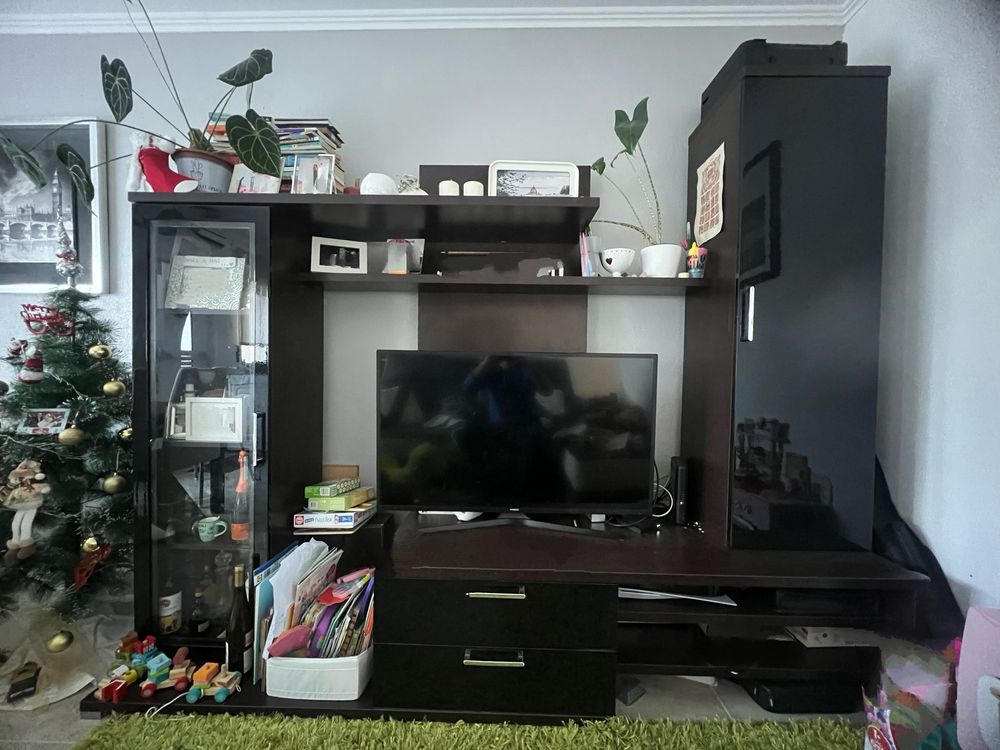 Movel para Tv , castanho com portas em preto piano