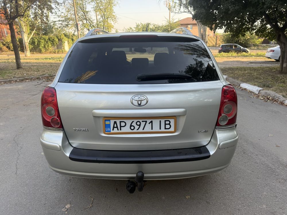 Тайота Авенсис дизель 2,2 в хорошем состояние