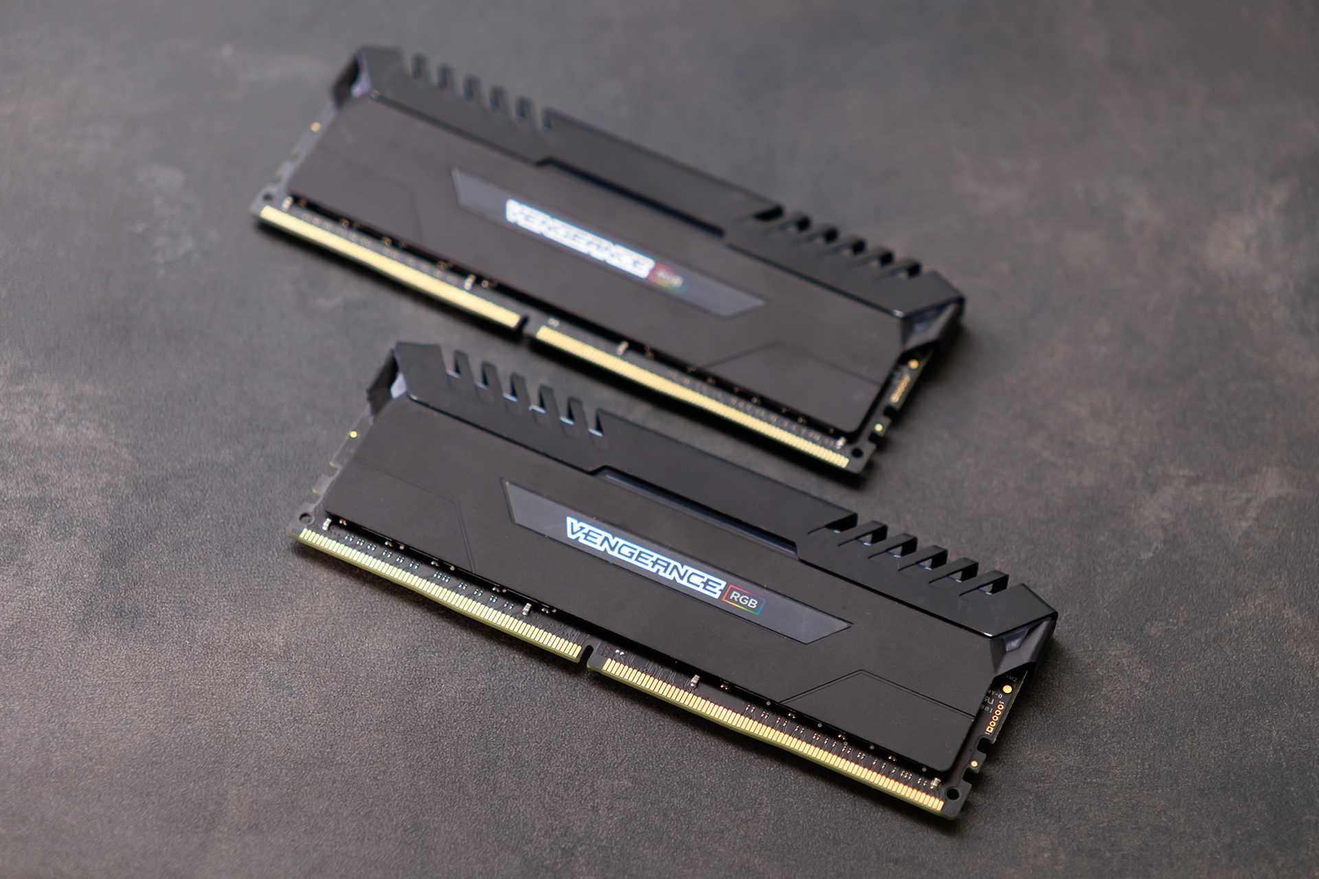 CORSAIR Vengeance RGB 32GB (2 x 16GB) DDR4 3733 CL17