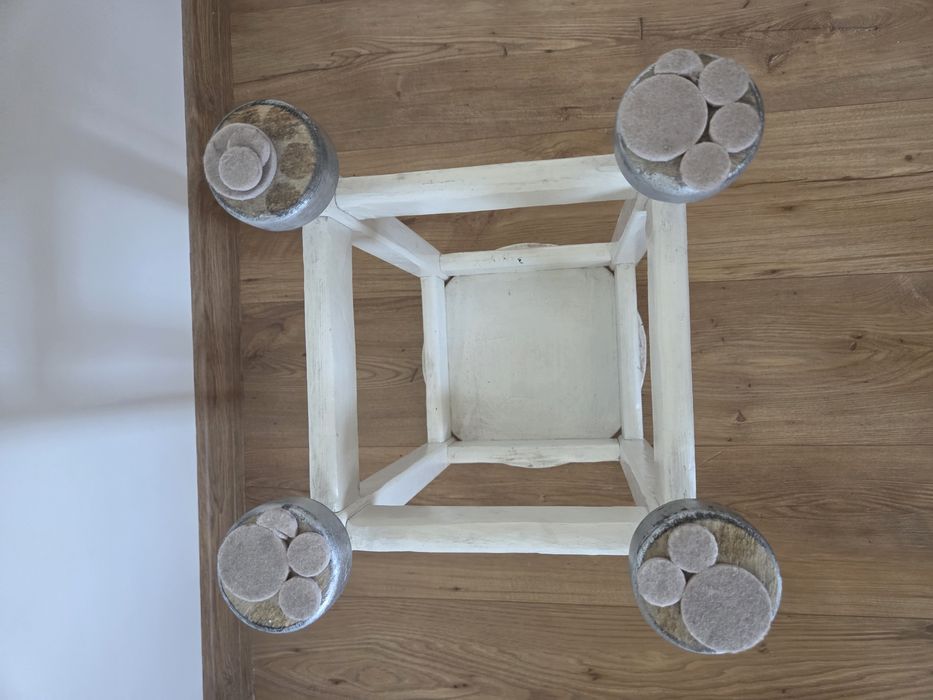 Biały drewniany taboret stolik PRL loft