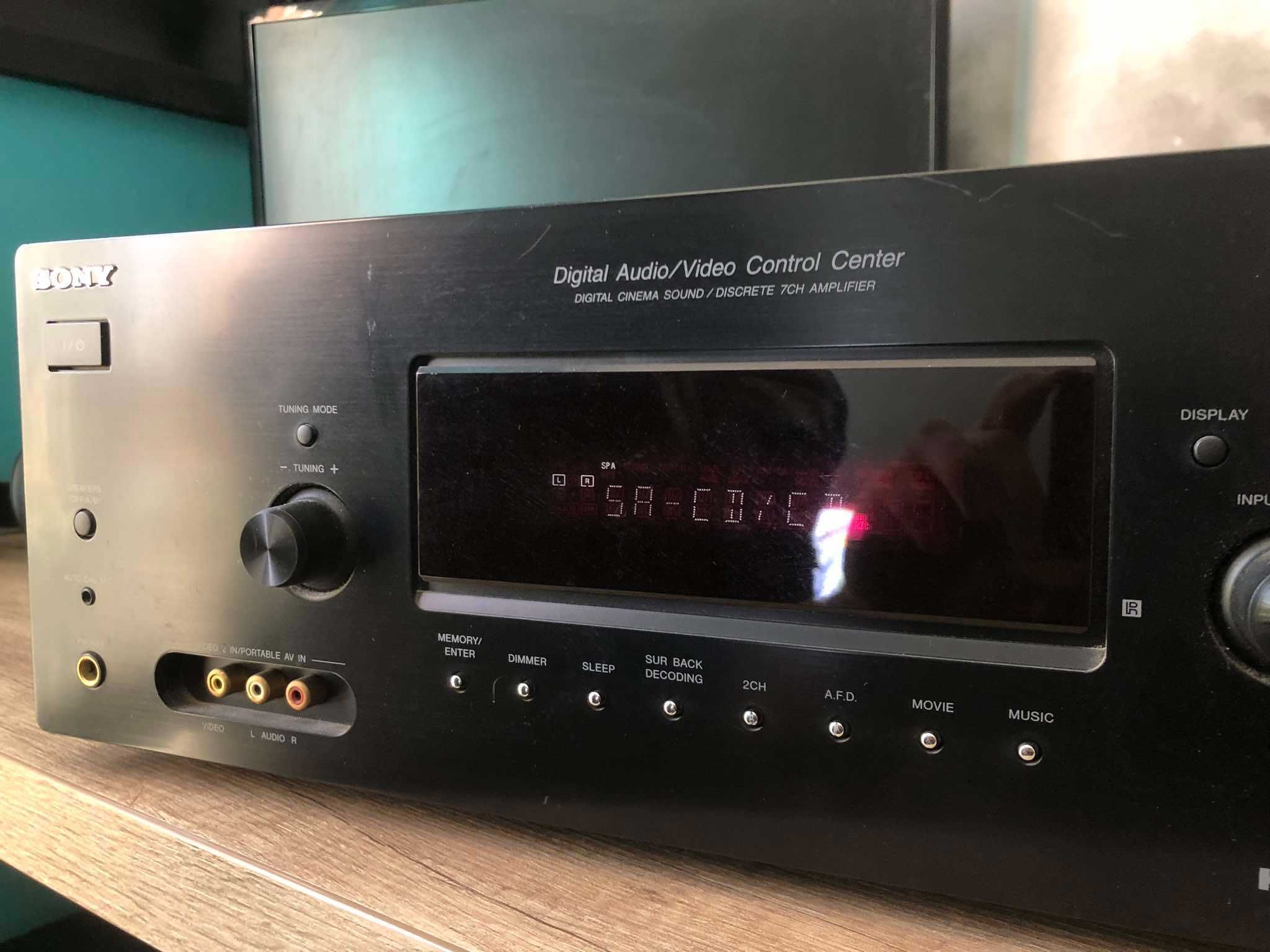 Amplituner SONY
STR-DG720