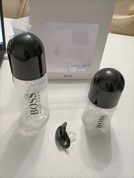 Caixa com biberões e chupeta Hugo Boss