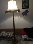 lampa podlogowa drewniana