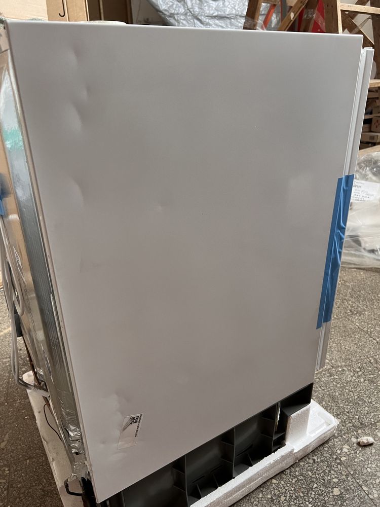 Морозильна камера Electrolux LYB2AF82S